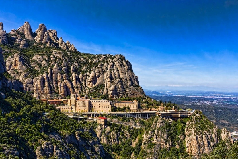 Montserrat kastélya a hegyen