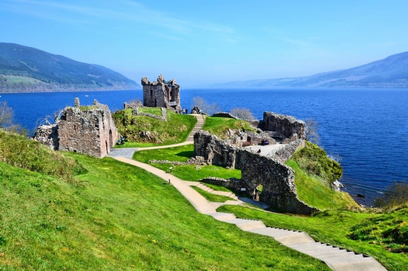 Loch Ness a hrad Urquhart