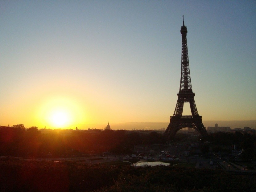 Východ slnka pri Eiffelovej veži