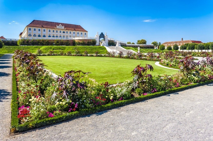 Záhrady a zámok Schloss Hof