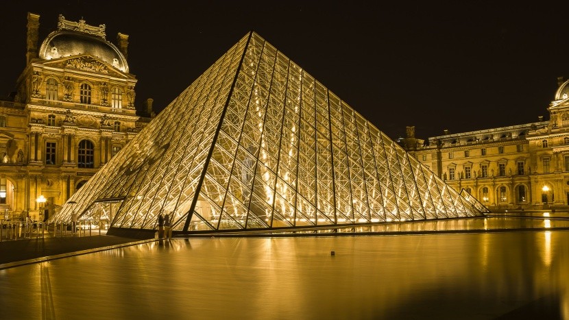 A Louvre híres üvegpiramisa