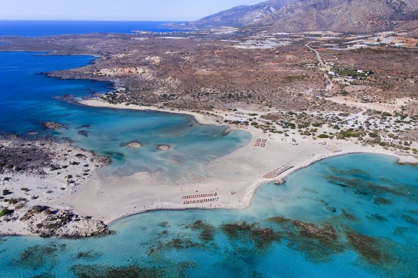Pláž spája pevninu s ostrovčekom Elafonisi