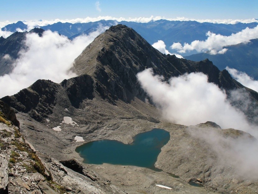 Jazero v tvare srdca v rakúskych Alpách