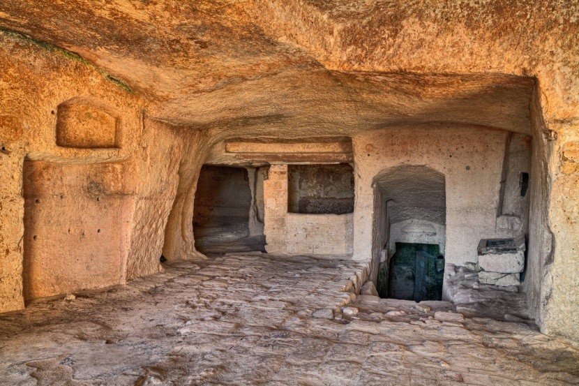 Interiér jaskynného obydlia v Matere
