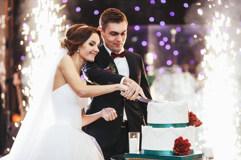 Společné krájení svatebního dortu