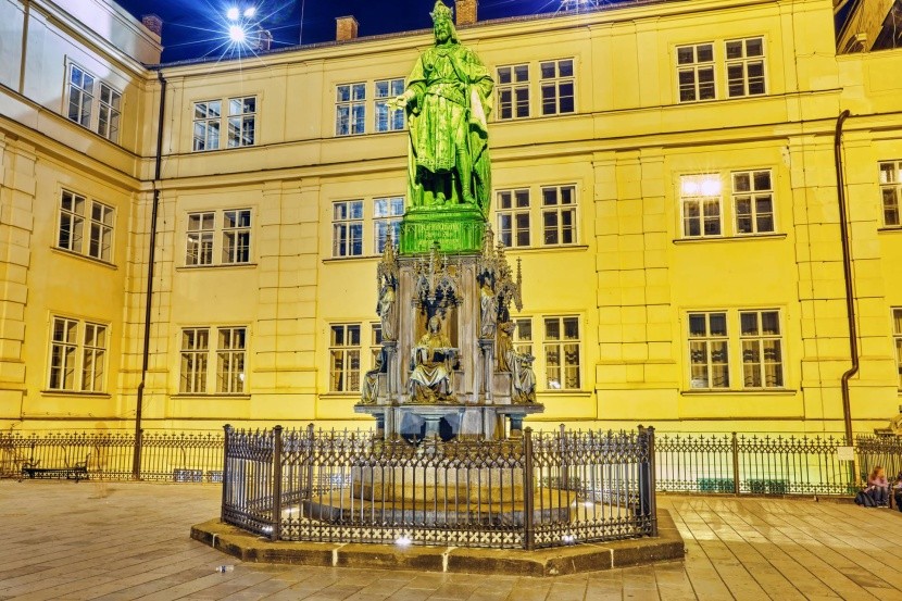 Socha Karla IV. pred budovou múzea