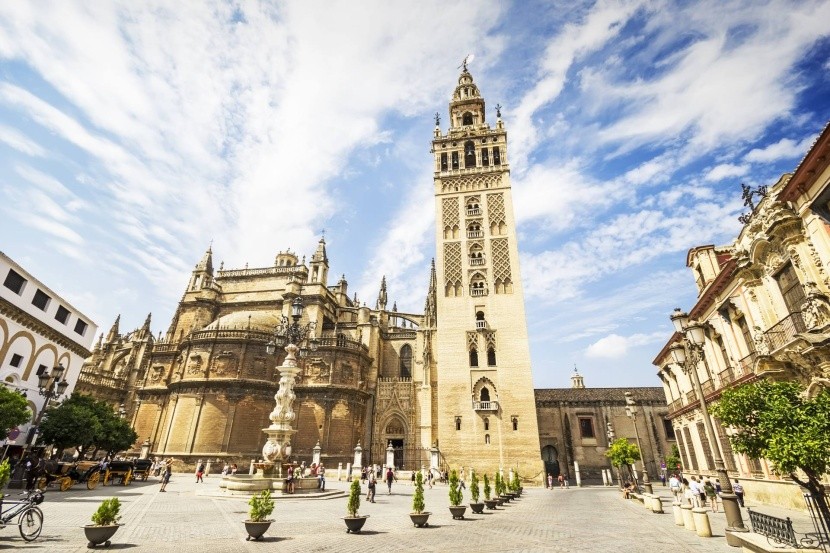 Sevillská katedrála a zvonica Giralda