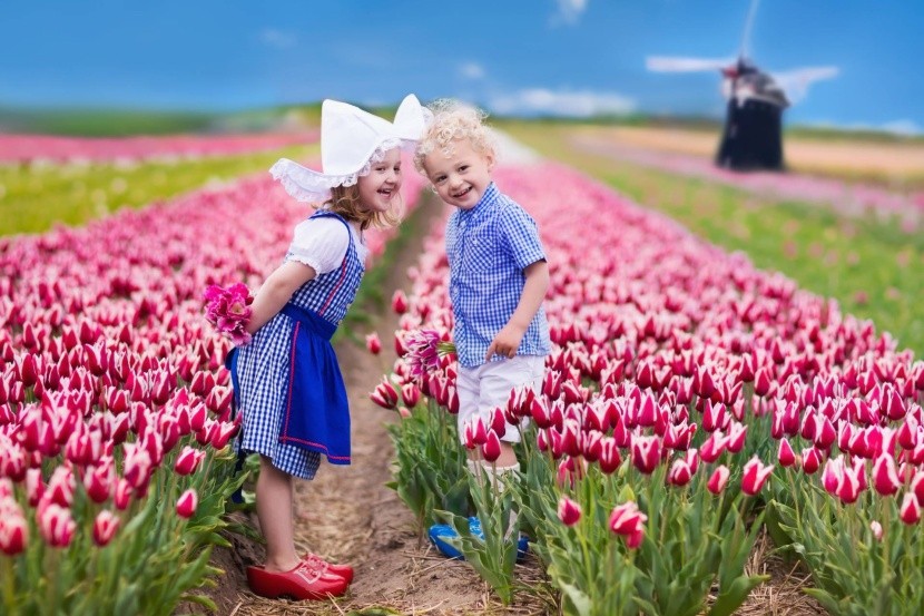Gyerekek a tulipánmezőn
