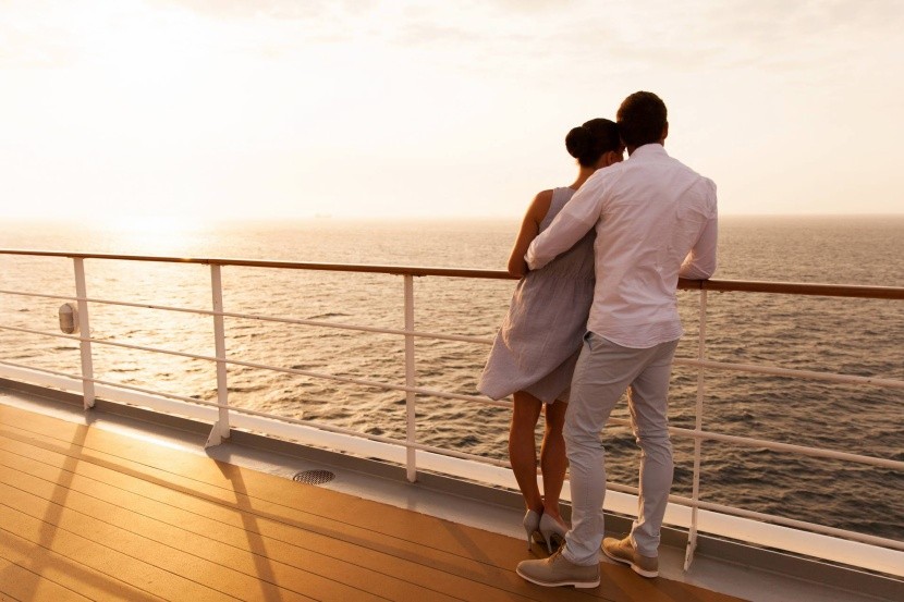 Romantický západ slunce na lodi