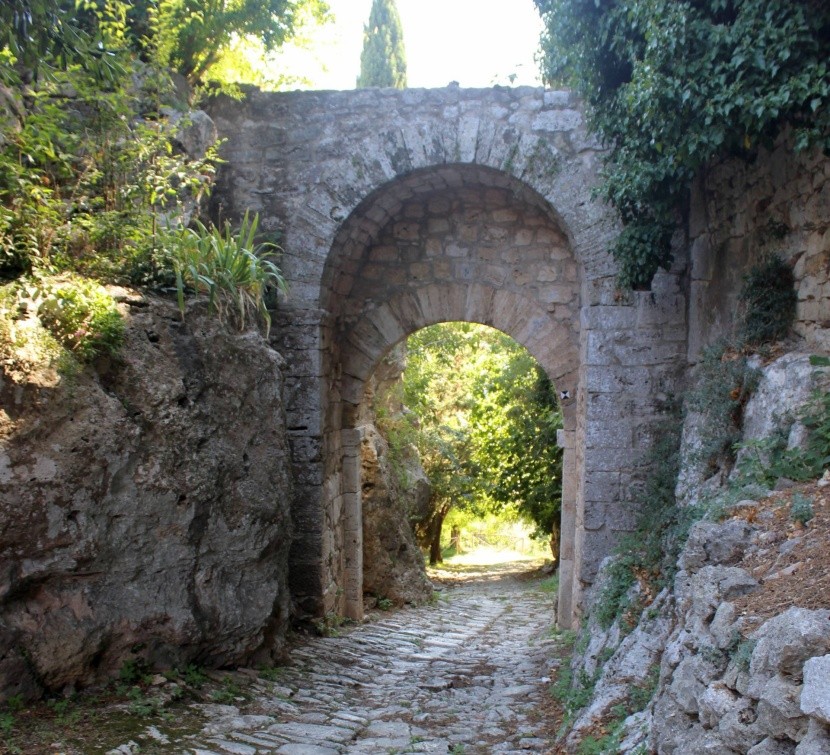 Porta Romana, Saturnia