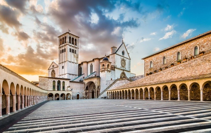 Dolní nádvoří Baziliky sv. Františka z Assisi