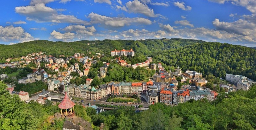 Karlovy Vary a okolní lesy
