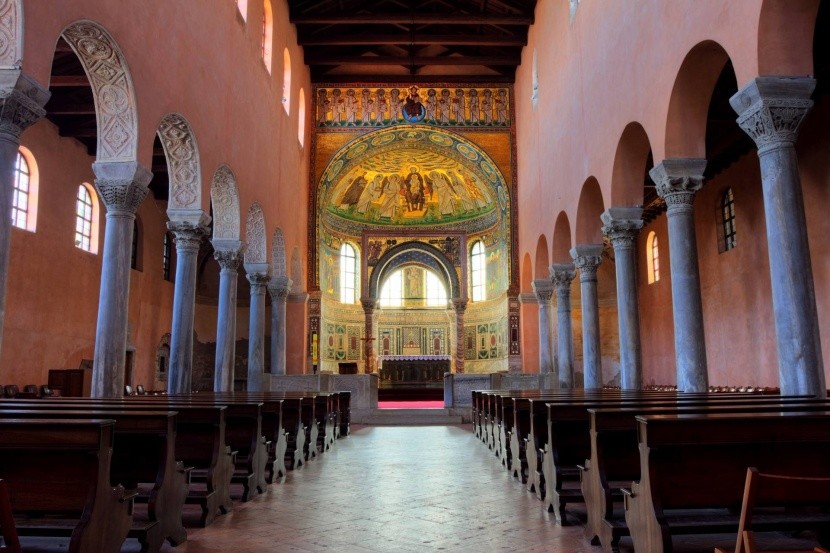 Interiér baziliky sv. Eufrazia