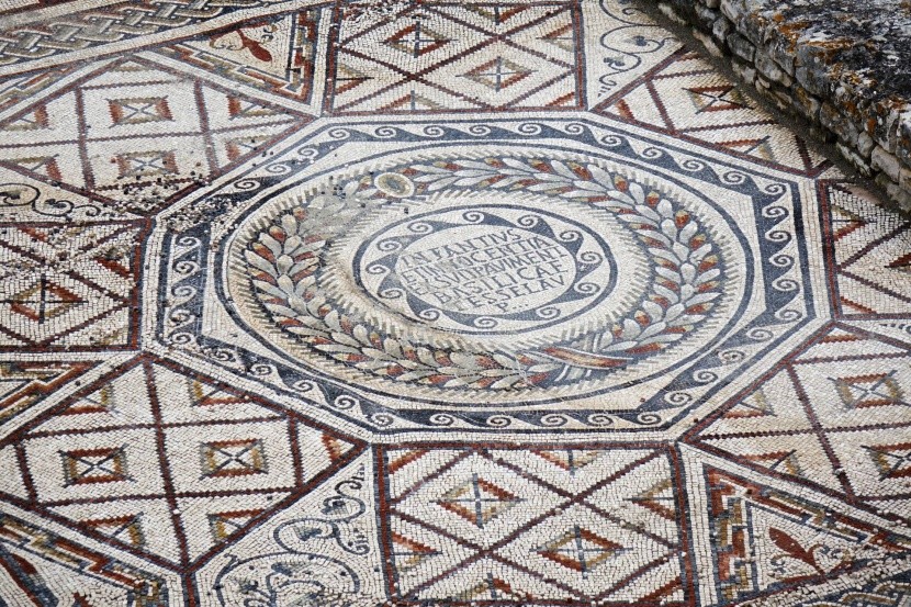 Podlahová mozaika v bazilice