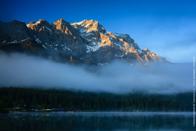Pohled na Zugspitze od jezera Eibsee