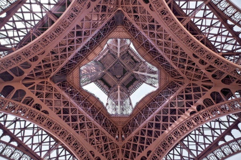 Netradiční pohled na Eiffelovu věž