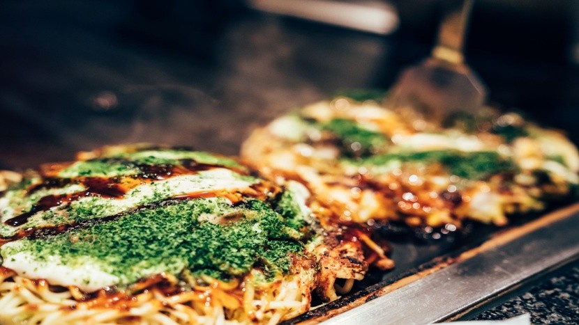 Okonomiyaki: japonská pizza z kapustového ces