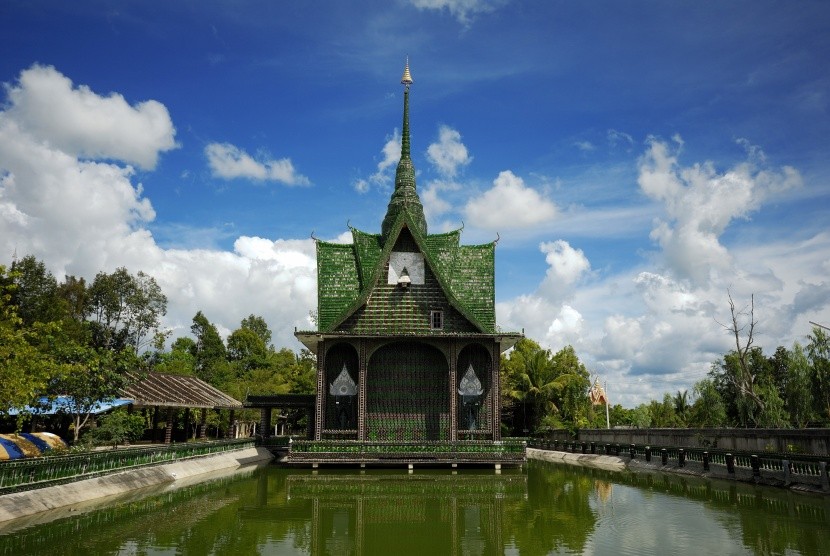 Chrám z miliónov fliaš Wat Lan Khuad v Thajsk