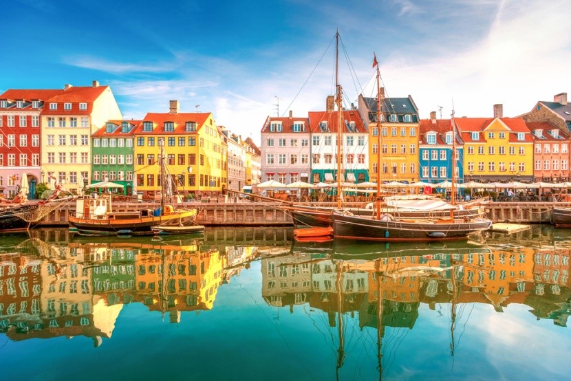 Színes házak és kikötő Dániában
