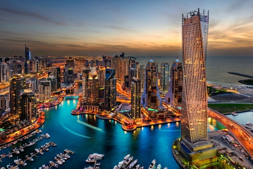 Dubai, kikötő felhőkarcolókkal