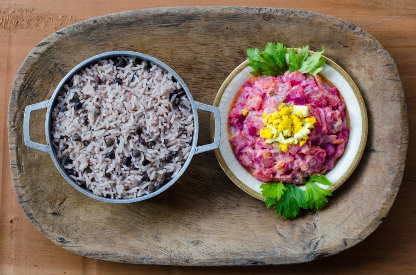 Tradiční pokrmy z Panamy s rýží a červenou ře