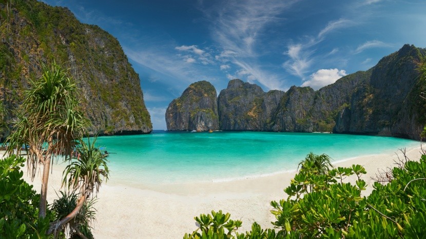 Slavná pláž na ostrovech Phi Phi v Thajsku