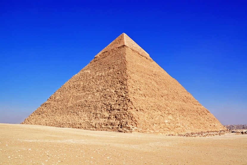 Cheopsova pyramida v Gíze zalitá sluncem