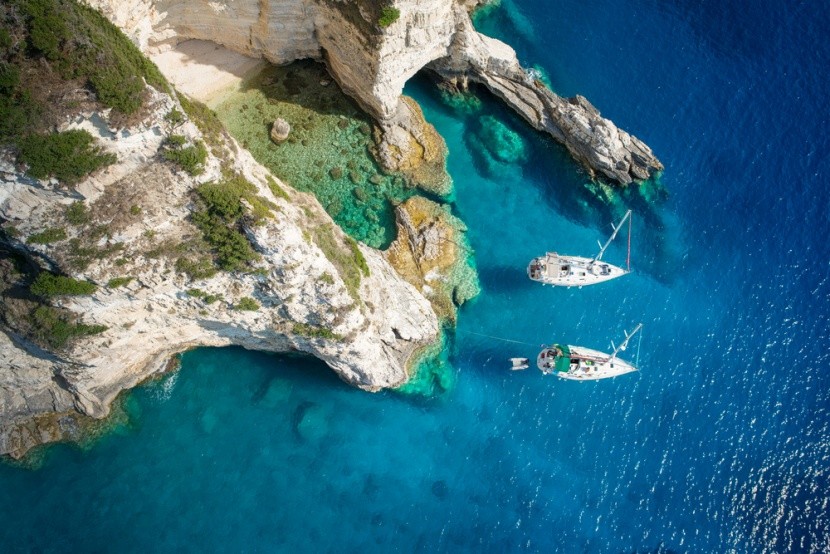 Jachty v zálive ostrova Paxos, Grécko