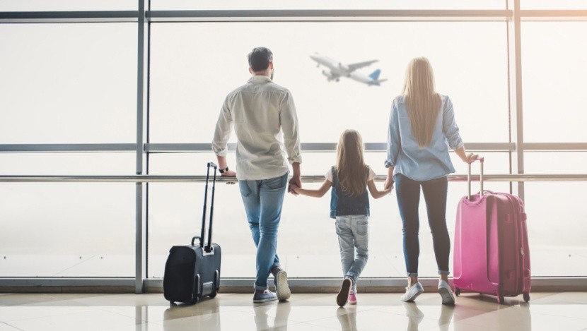 Várakozó család a repülőtéren