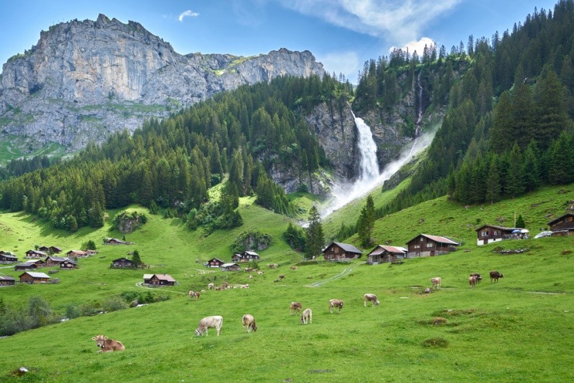 Typická krajina ve švýcarských Alpách