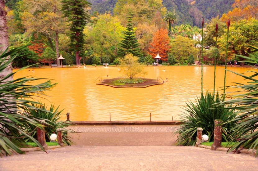 Žluté termální jezero Furnas