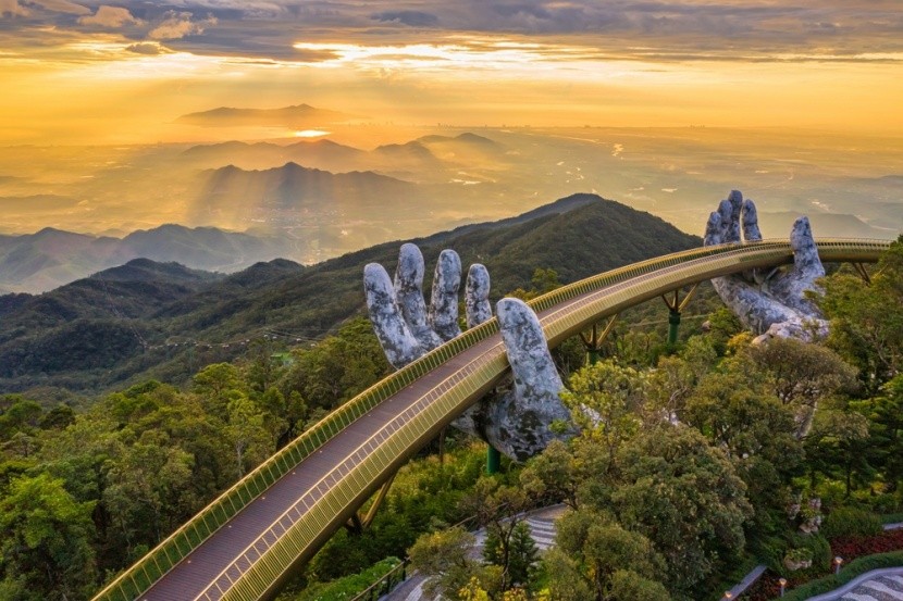 Slavný Zlatý Most, Vietnam