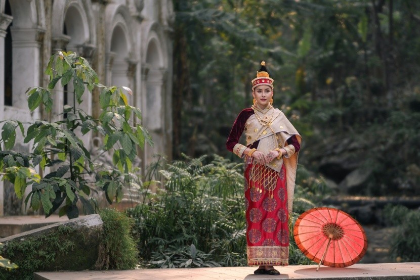 Dívka v Laosu v tradičním kroji