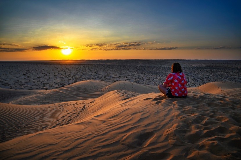 Západ slunce na poušti v Ománu