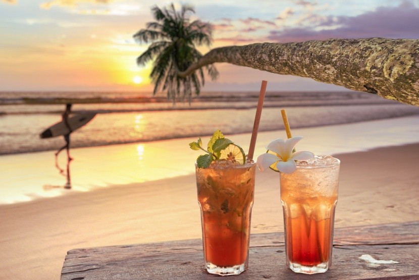Koktejl na pláži v Karibiku