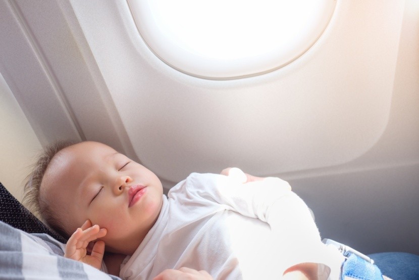 Spící miminko v letadle