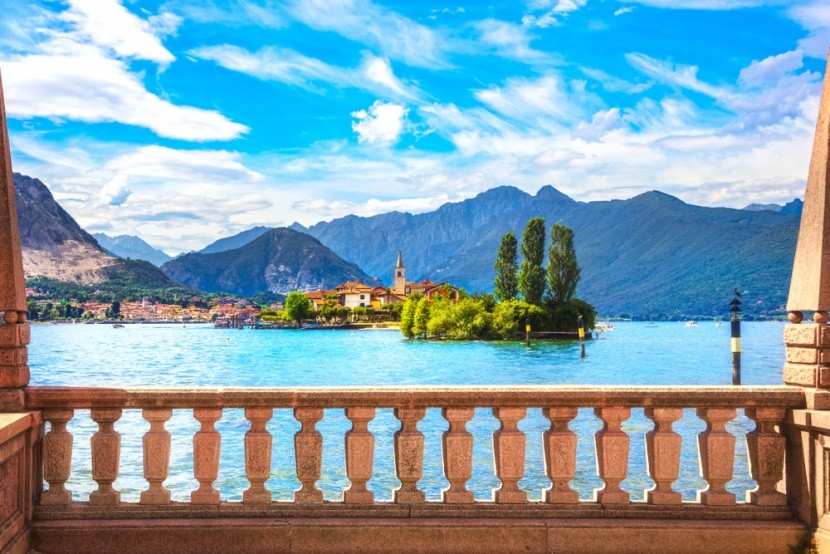 Výhled na jezero v Lombardii, Itálie