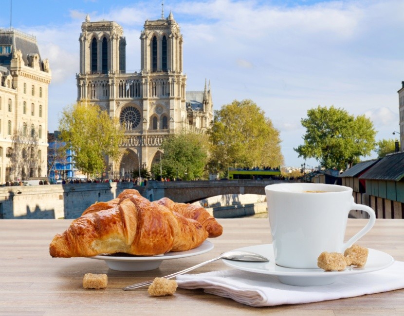 Notre-Dame és croissant a Szajna partján 