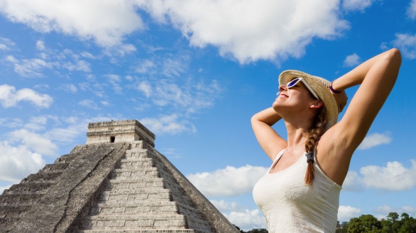 Turistka v Chichén Itzá, Mexiko