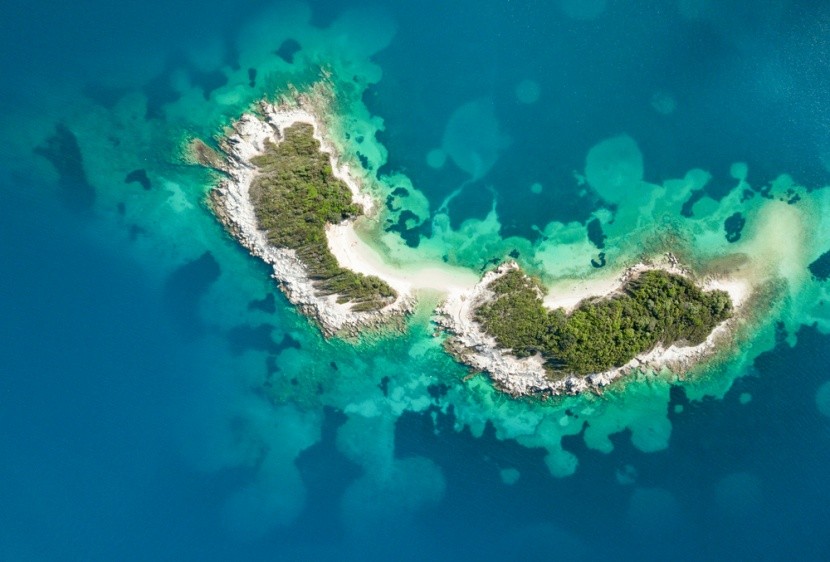 Letecký pohled na ostrovy v letovisku Ksamil