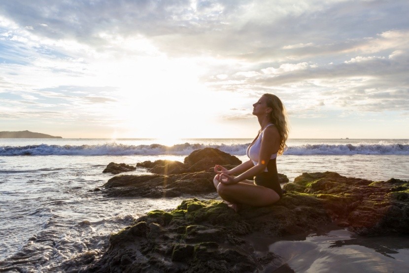 Meditace na pláži v Kostarice