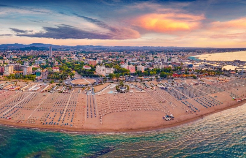 Západ slunce nad hlavní pláží v Rimini, Itáli