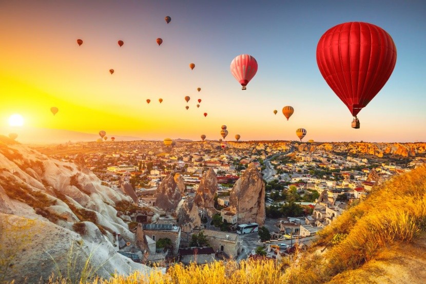 Krajobraz Kapadocji z balonami