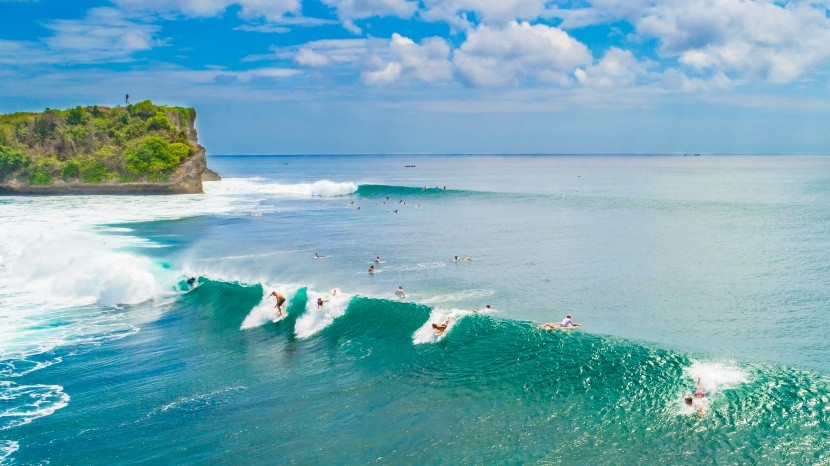 Surfaři na ostrově Bukit, Bali