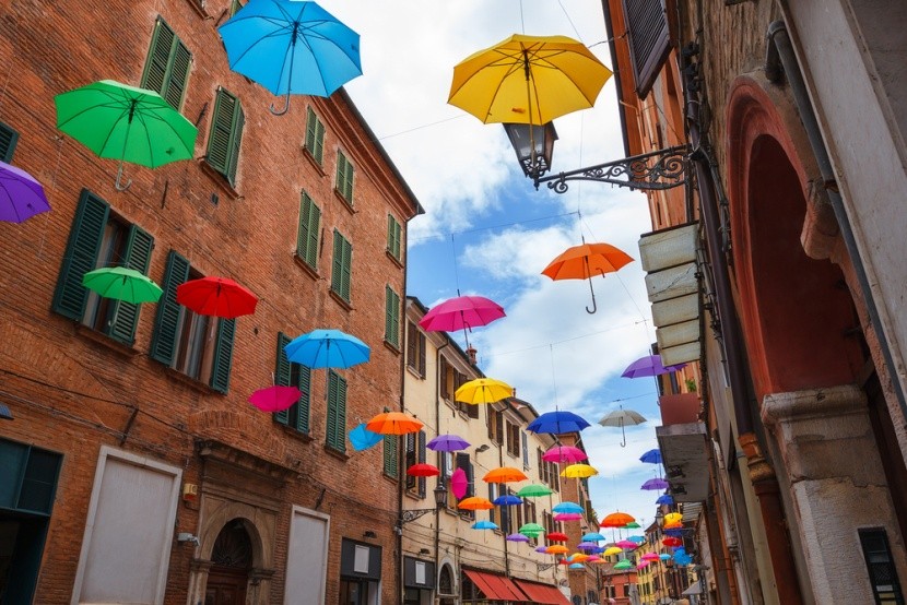 Ulice plná deštníků během festivalu v Ferrara