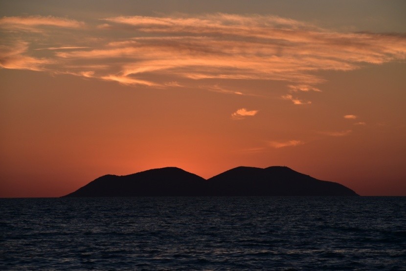 Západ slunce nad ostrovem Sazan, Albánie