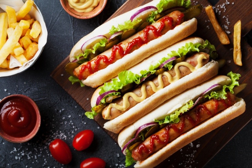 Hot dogok különböző szószokkal 