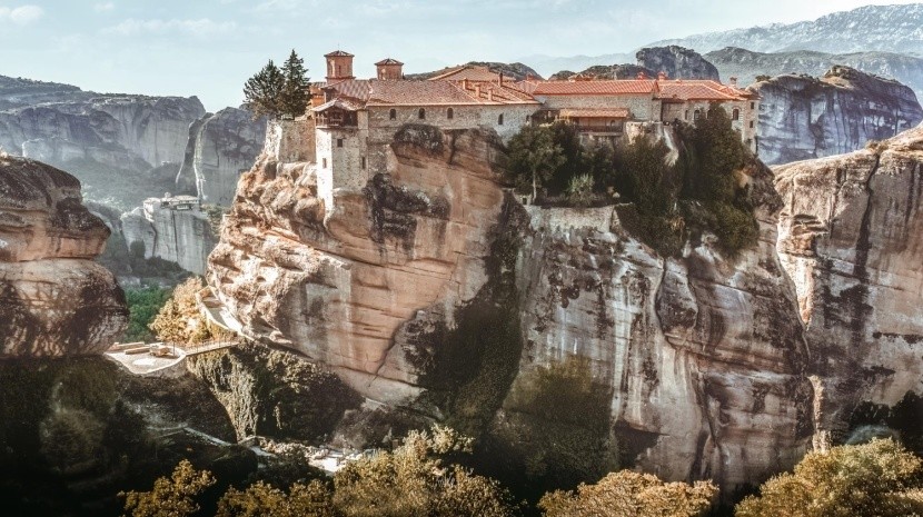Klasztor położony na skale. Meteory w Grecji