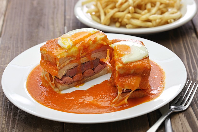  Francesinha: Melegszendvics kolbásszal, sonk