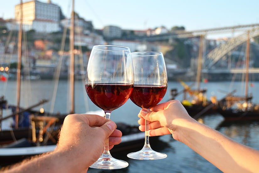 Portói bort kortyolgatni a Douro folyó partjá